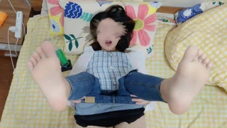 小胸部的继女被继母勾引