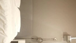 剧情演绎当着男友的面和妹夫妹妹玩双飞，小鲜肉妹夫年轻没一会就射了