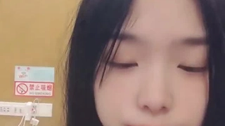 乖巧大学妹子被怪叔叔骗到饭店 第一次玩跳蛋就玩到出水~