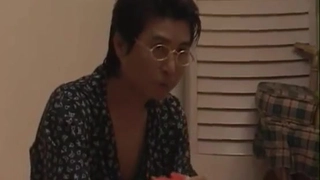 贤妻良母裸体接老公电话！！清晰通话接完电话继续被我干。