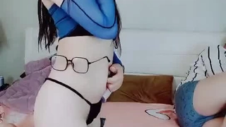 大胸金发处女让两个男人在她身上撒尿