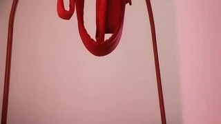 瘦弱的青少年在狂野的三人行中享受粗暴的肛交