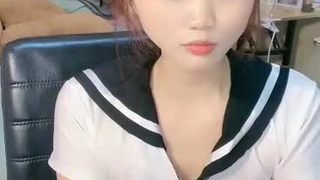 蹟]鐵的妹子 鴨舌帽健身騷女緊身褲道具自慰秀 翹起屁股掰穴特寫假吊快速抽插 再用黃瓜玩弄