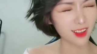 超高质量美女！颜值身材堪称完美！无毛美穴奶子超粉嫩，黑白丝袜