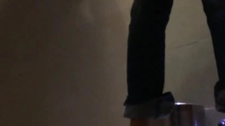 骚气少妇太敏感...意犹未尽，直接喷到床上了...