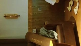 爱舔逼的小哥玩弄风情小母狗，后入风骚小屁股让小母狗对着镜头舔鸡巴
