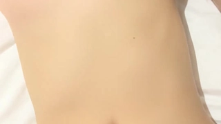 冒险的自慰视频中的天然乳房和深喉技巧