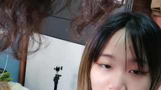一个拥有天然乳房的美丽少女在快速性爱中被操得爽歪歪。