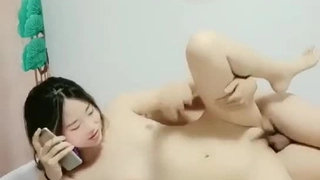 小腰少女被双重插入并接受射精