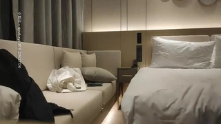 一个小萝莉美女主播，拿着假大鸡巴断磨擦自已的小穴！淫水不断乱流！